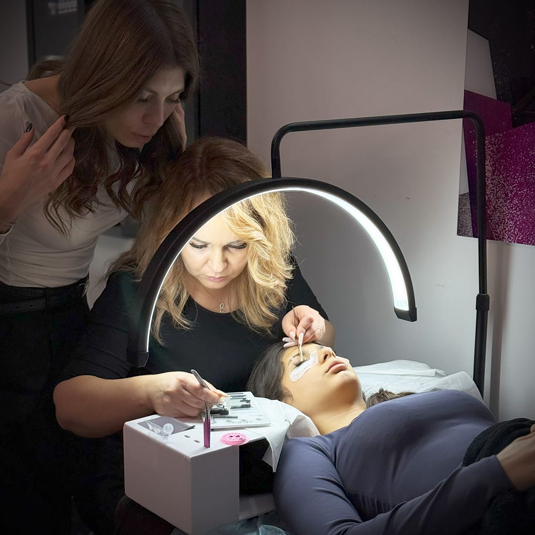 Cursuri de perfecționare în arta extensiilor de gene